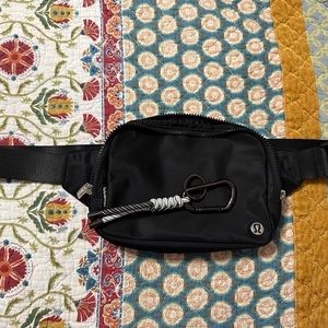 NWOT BLACK 2L Lululemon belt bag & Lululemon keychain.